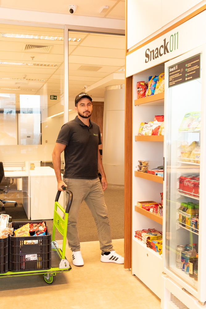 Equipe Snack011 abastecendo um ponto em escritório